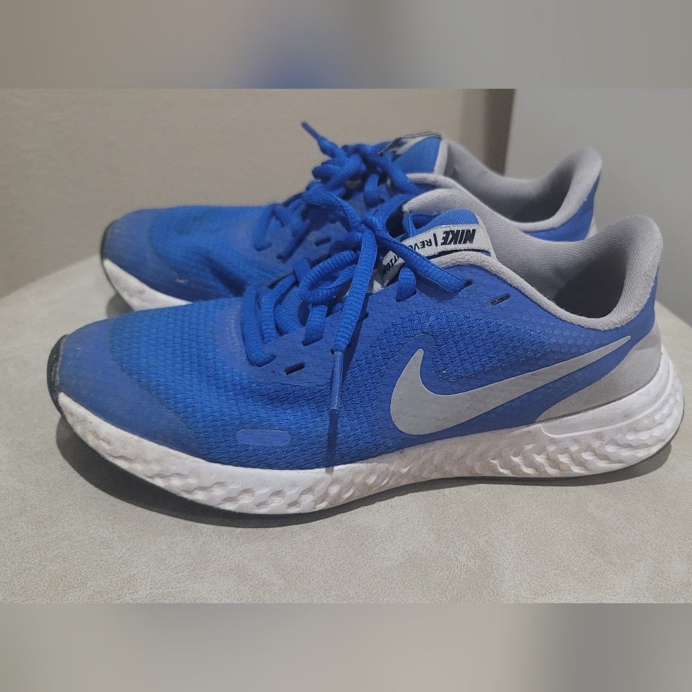 BOYS NIKE SHOES SIZE 4